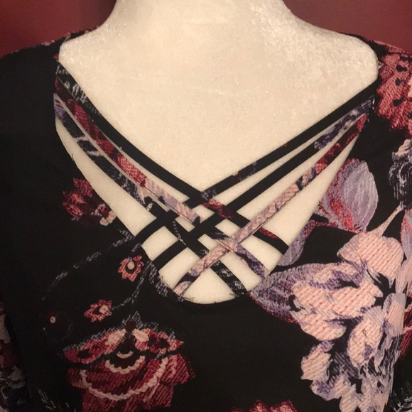 EUC WMN SZ M navy blue & floral 3/4 length blouse - Picture 2 of 5